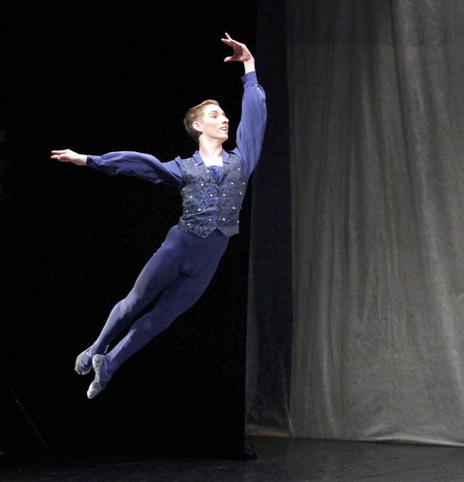 Frei Ruhl från Kungliga Svenska Balettskolan i Stockholm i ett vackert hopp ur Sylvia. Foto Mia Spange