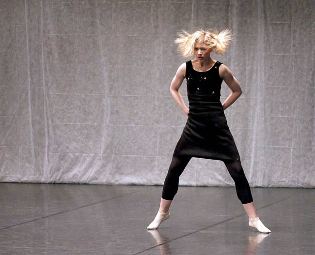 Jana Schulz från Kungliga Svenska Balettskolan i Stockholm i sitt moderna verk Push to Add Drama. Foto Mia Spange