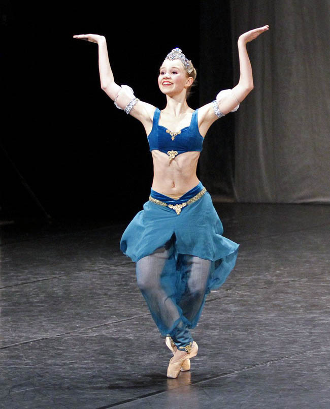 Julia Holmén, Helsingin Tanssiopisto, Finland fick publiken pris. Här i en variation som Bell Dance Girl ur baletten The Fountain of Bakhchisarai. Foto Mia Sponge
