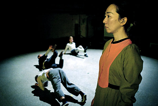 Ur Vibragera, dansaren Chisato Min-mimura i förgrunden. Fotograf Håkan Larsson