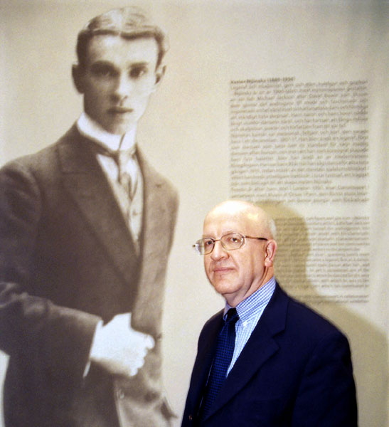 Erik Näslund vid en bild av Nijinskij. Fotograf Jonas Melin