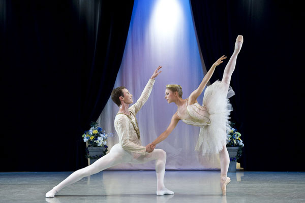 Cornelia Medrek och Joakim Adeberg i baletten Coppelia. Kgl Sv Balettskolan, maj -09 . Fotograf Carl Thorborg
