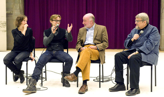 Nathalie Nordquist och Anders Jörlén följer diskussionen mellan Daniil Simkin och Graham Bond. Fotograf Cristian Hillbom