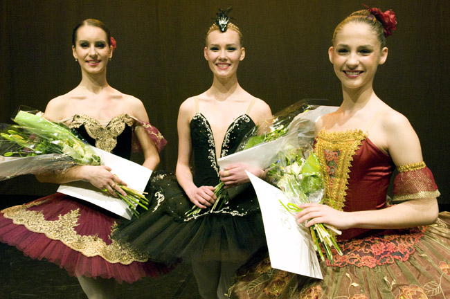 Glada Juniorvinnare; Laureen Laar, Kira Hilli och Marjana Fazullina. Foto Cristian Hillbom