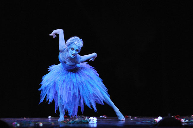 Kaie Körb i Blue Ballerina av Jorma Uotinen. Foto Estoniateatern