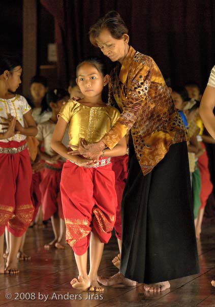 SIN Samadekchho, one of the few still living dancers from the Royal Palace, teaching a young girl at the Apsara Arts Association, Phnom Penh in 2007Kambodjansk danslärare med elev. Foto Anders Jirås