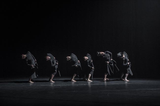Sex kinesiska dansare i minimalistisk dans. Fotograf Andreas Nilsson
