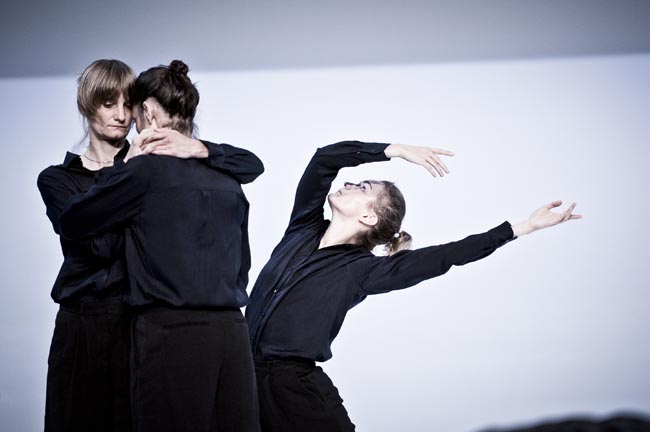 Dansare: Vera Nevanlinna, Alexandra Campbell, Unn Faleide. Foto Urban Jörén