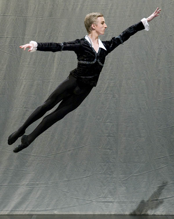 Arnas Kunavicius från Litauen gjorde snygga hopp som här i Luciens variation från Paquita. Fotograf Cristian Hillbom
