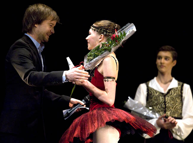 Jazmine André-Shufelt mottar sitt pris från Johannes Öhman. Fotograf Cristian Hillbom