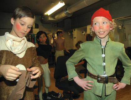 Till vänster Lukas Bjørneboe Brændsrød - då 11 år - i en kostym från Nötknäpparen på Nasjonalballetten 2007. Fotograf Wenche Norberg-Schulz