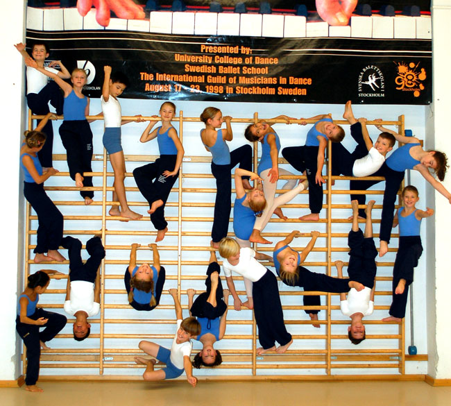 Elever på Kungliga Svenska Balettskolan. Längst upp till höger i vit t-shirt syns en liten Jacob Hermansson som spelar Billy i musikalen Billy Elliot. Foto KSB