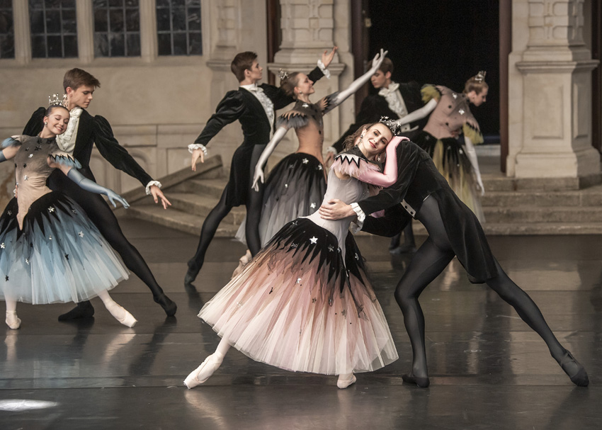 The Royal Ballet School in Ashton’s La Valse. © Tristram Kenton