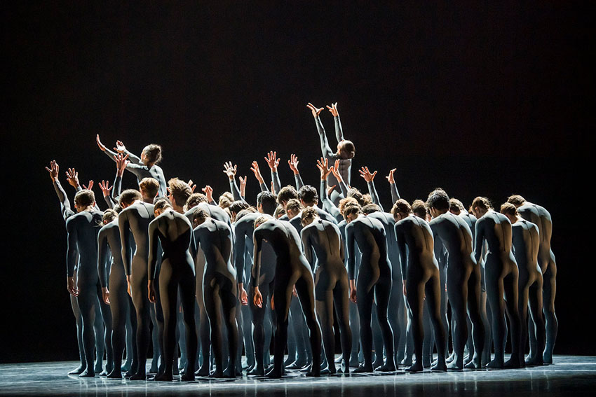 The Royal Ballet School in Goyo Montero’s Pulse. © Tristram Kenton