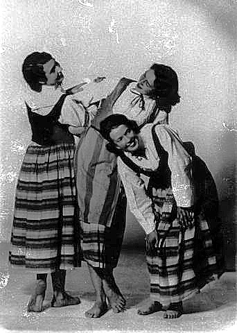En ung Anna Greta i Lalla Cassels dansgrupp med bl.a. sin syster. Familjefoto