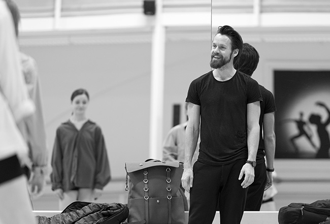 Alexander Ekman i balettsalen. Foto Hans Nilsson
