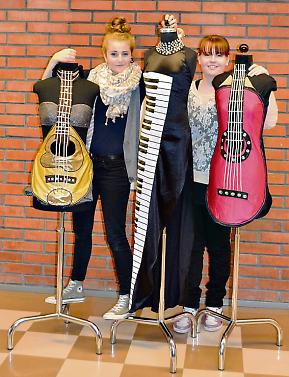 Nelli Löfberg och Camilla Hiltunen med kostymer till La Banda Sonera. Foto Sanna Rosenlund