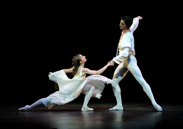 ENB. Romeo danced by Vadim Muntagirov and Juliet by Daria Klimentova. Photographer Annabel Moeller.