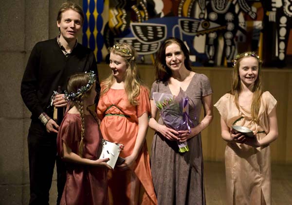Pianisten Mattias Nilsson, Kathleen Quinlan och hennes assistenter ut Lilla Baletten. Fotograf Mats Lindgren
