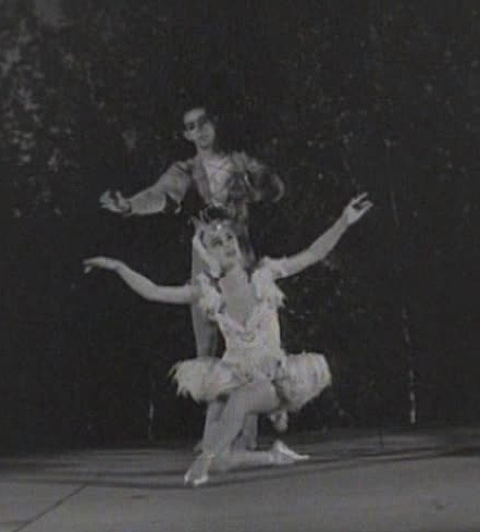 Svansjön. Brita Appelgren och Teddy Rhodin i en gammal journalfilm från 1942