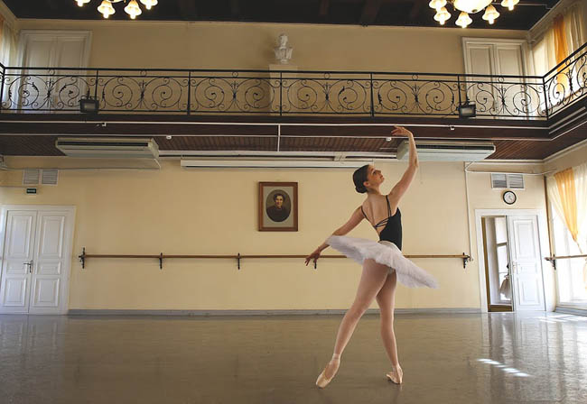 Emma i en degagé bak, i den berömda balettsalen med Agrippina Vaganova på väggen. Foto privat
