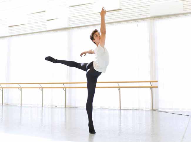 Lukas tränar i en balettsal. Foto Jörg Wiesner 