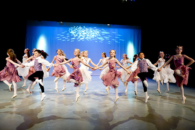 ”Roslagsvår” i koreografi av Kerstin Simes dansas av åk 5. Foto Hans Nilsson