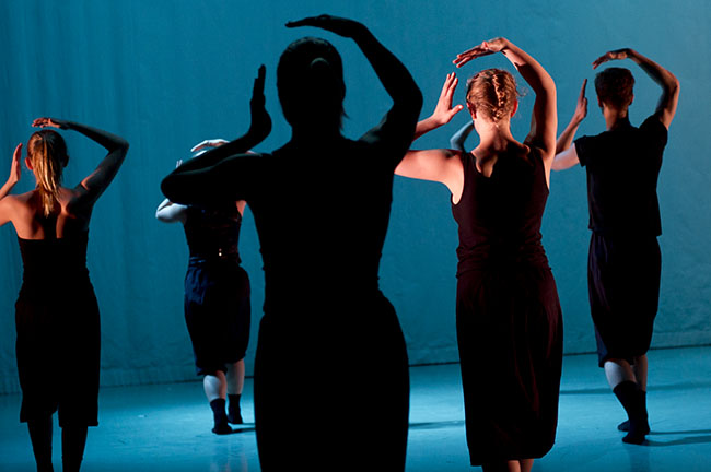 ”FUGUE!” i koreografi av Johan Inger dansas av gy III. Foto Hans Nilsson