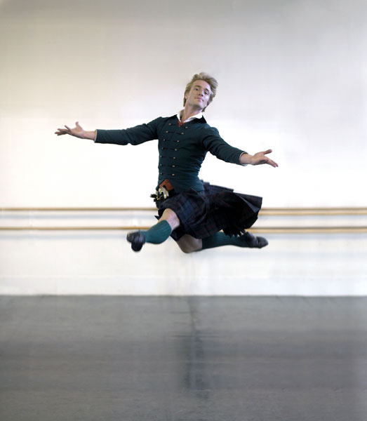 Nikolaj Hübbe som James i balettsalen. Fotograf Martin Mydtskov Rønne