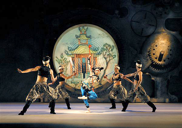 Kiniesisk dans i Nötknäpparen med Maki Nakagawa, Maksim Lukjanov, Juha-Pekka Myllymäki, Henrik Pettersson och Jouka Valkama. Fotograf Sakari Viika