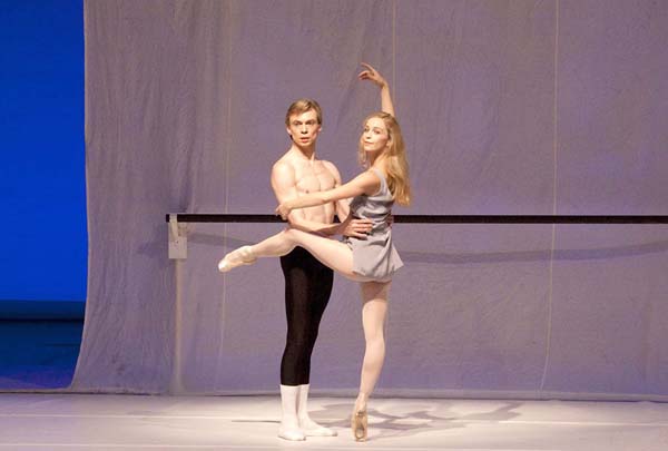 Vladimir Malakhov och Sylvia Azzoni i Jerome Robbins version av En fauns eftermiddag. Fotograf Holger Badekow