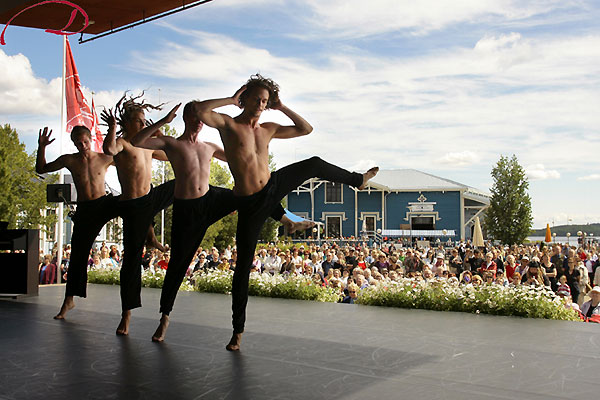 Lilla finska balletensemblen dansade vid öppningsceremonin i passagerarhamnen. Foto Petri Laitinen