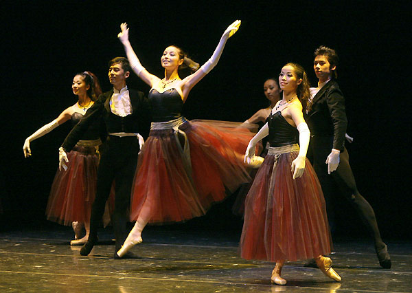 La Valse av George Balanchine med Shanghai Ballet. Foto Petri Laitinen