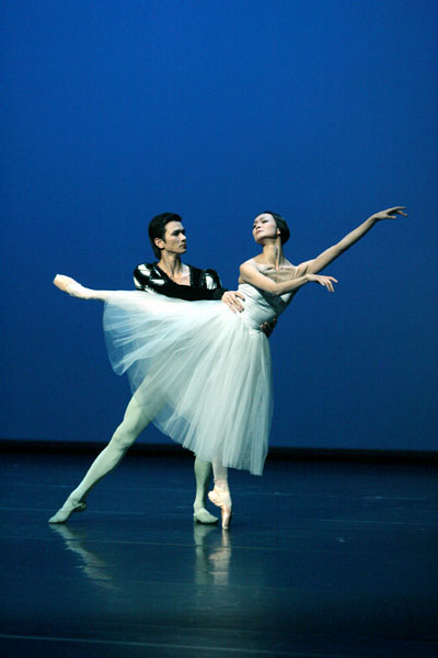 Pas de deux ur Giselle med Shanghai Ballet. Foto Petri Laitinen