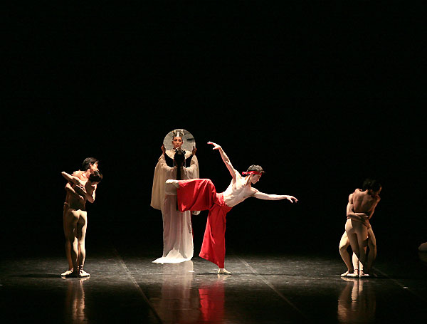 Bugaku med Tokyo Ballet. Fotograf K Hasegawa