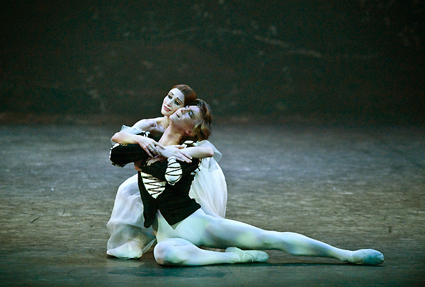 Daria Klimentová och Vadim Muntagirov i andra akten av Giselle med English National Ballet. Fotograf Patrick Baldwin