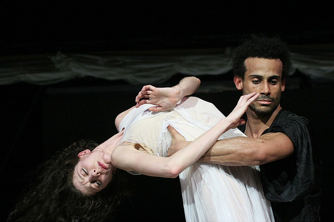Hélène Bouchet och Amilcar Moret Gonzalez i Othello. Foto Holger Badekow