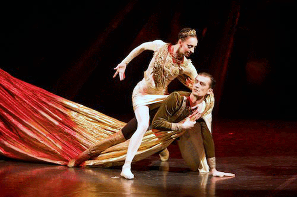 Hamlet: Nina Zmijets som Katarina II och Aleksei Turko som hennes gunstling. Fotograf Jere Lauha