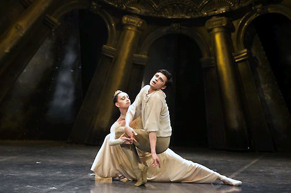 mlet: Ilja Osipov som Pavel och Natalia Povoroxnjuk som hans hustru. Fotograf Jere Lauha