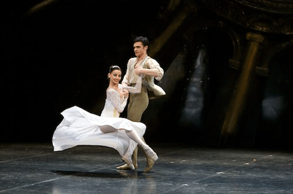 Hamlet: Ilja Osipov och Natalia Povoroxnjuk. Fotograf Jere Lauha