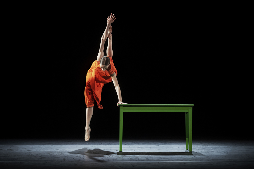 Mats Eks "överbord", en del av dansprogrammet Kylián/Ek/Naharin med Kungliga Baletten. På bilden: Daria Ivanova. Foto: Carl Thorborg