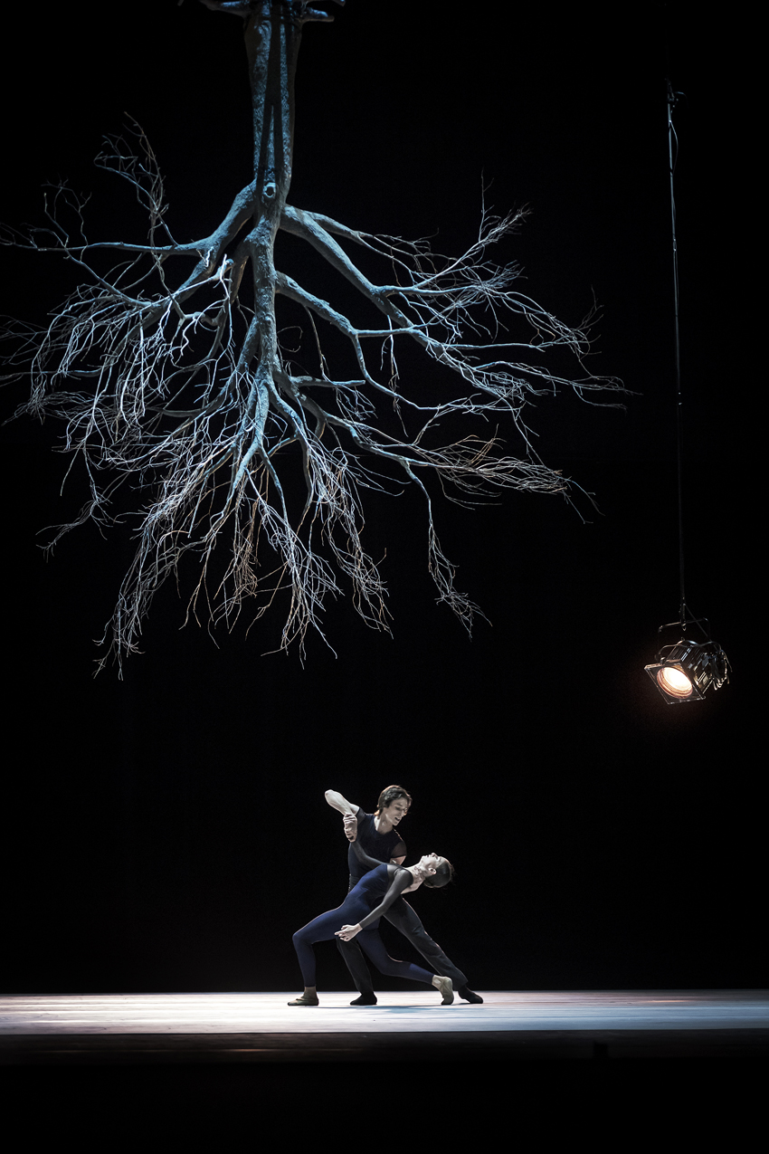 Jiri Kyliáns "Wings of Wax", en del av dansprogrammet Kylián/Ek/Naharin med Kungliga Baletten. På bilden: Gianmarco Romano och Luiza Lopes. Foto: Carl Thorborg