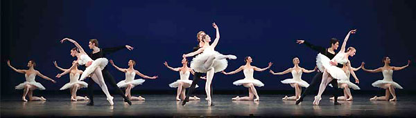 Symfoni i C. Foto The Royal Ballet