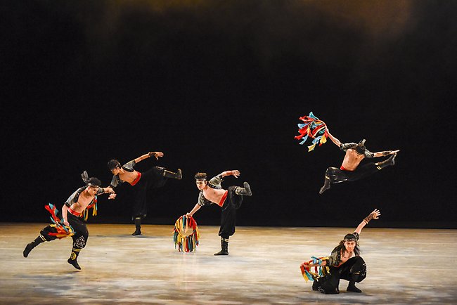 Dancers from Beijing Dance Academy in Mongolian Hero. Photo Seoul IDC