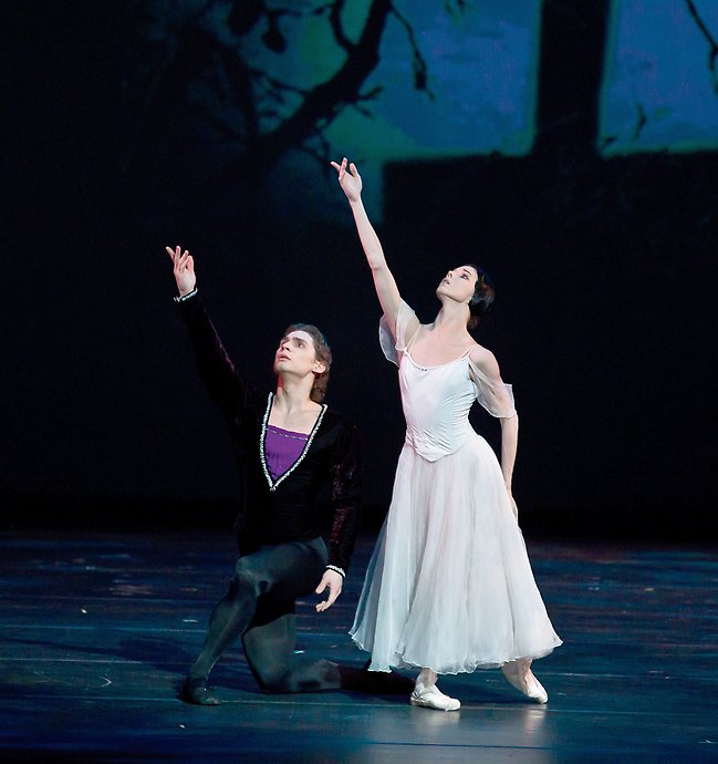 Natalia Ossipova and Ivan Vasiliev in Giselle. Photographer E. Kauldhar