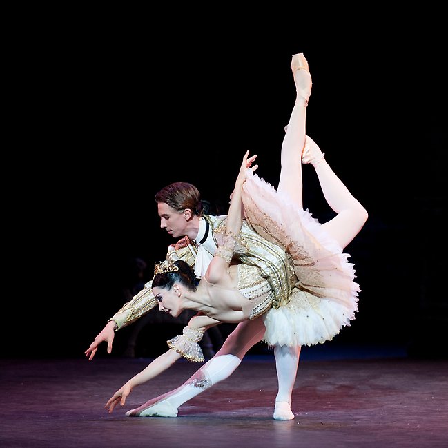 Tamara Rojo and Vadim Muntagirov i Törnrosa. Foto English National Ballet