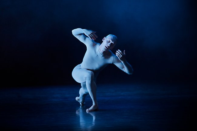 Kgl Baletten Distinktion 2016. Daniel Norgren-Jensen i Bill av Sharon Eyal. Foto Mqrkus Gårder