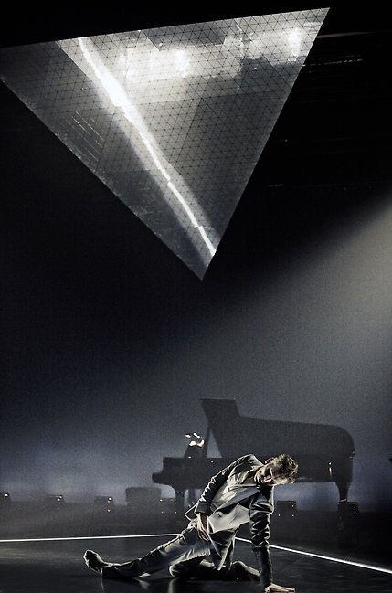 Tero Saarinen dansar själv i Vox Balaenae. Fotograf Sami Kulju
