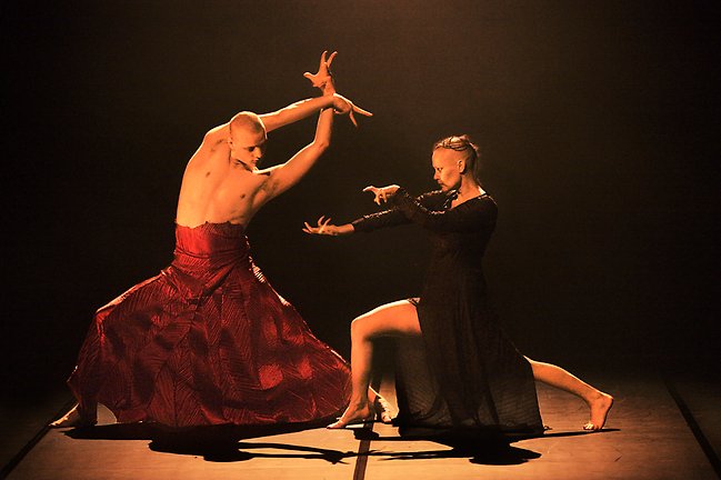 Virpi Pahkinen och Oskar Landström i Scarabé, Dansens Hus 2013. Foto José Figueroa