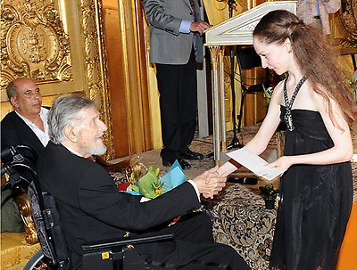 Nikita Ruhl receiving the Carina Ari grant in 2011. Photo Cristian Hillbom
